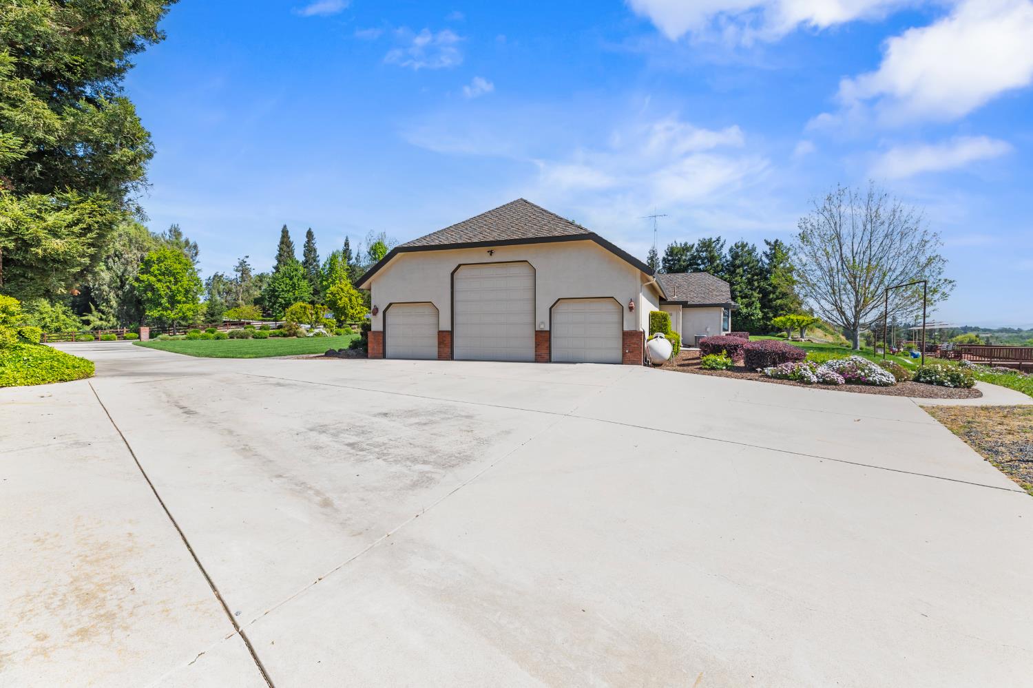 9000 Oak View Dr, Oakdale, CA 95361