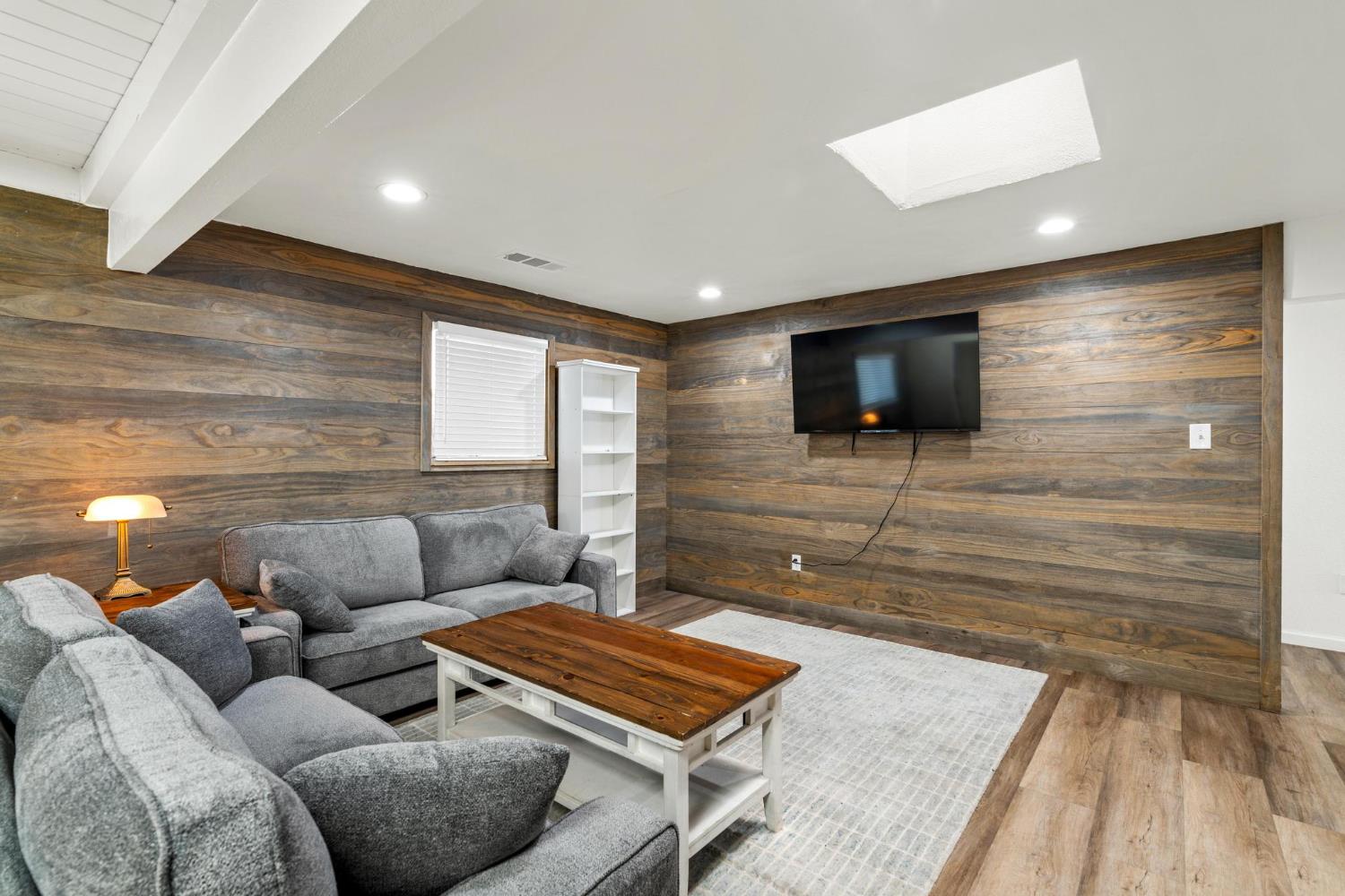 1432 Page Ct, Modesto, CA 95354