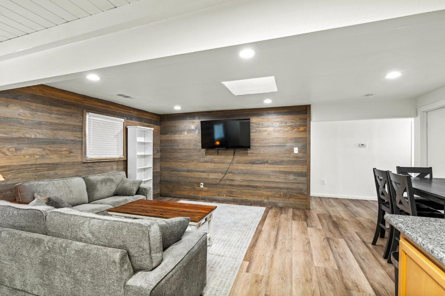 1432 Page Ct, Modesto, CA 95354