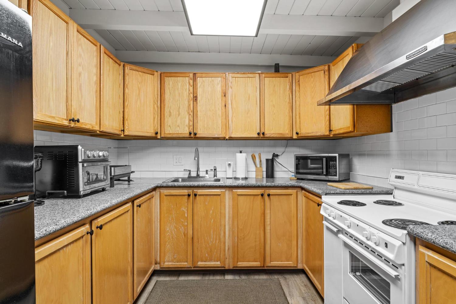 1432 Page Ct, Modesto, CA 95354