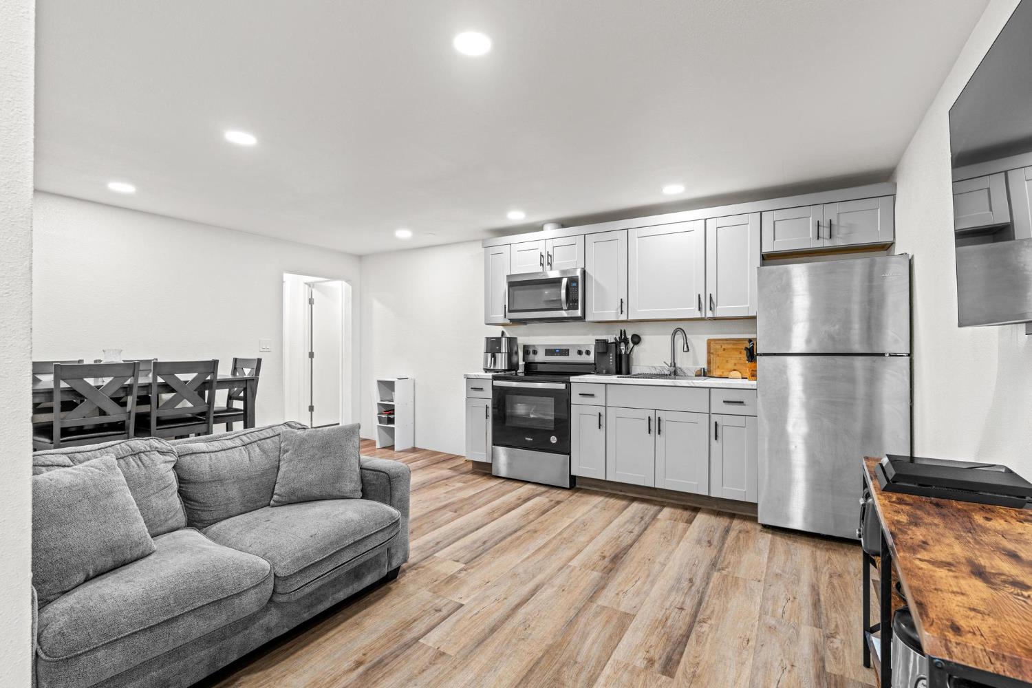 1432 Page Ct, Modesto, CA 95354