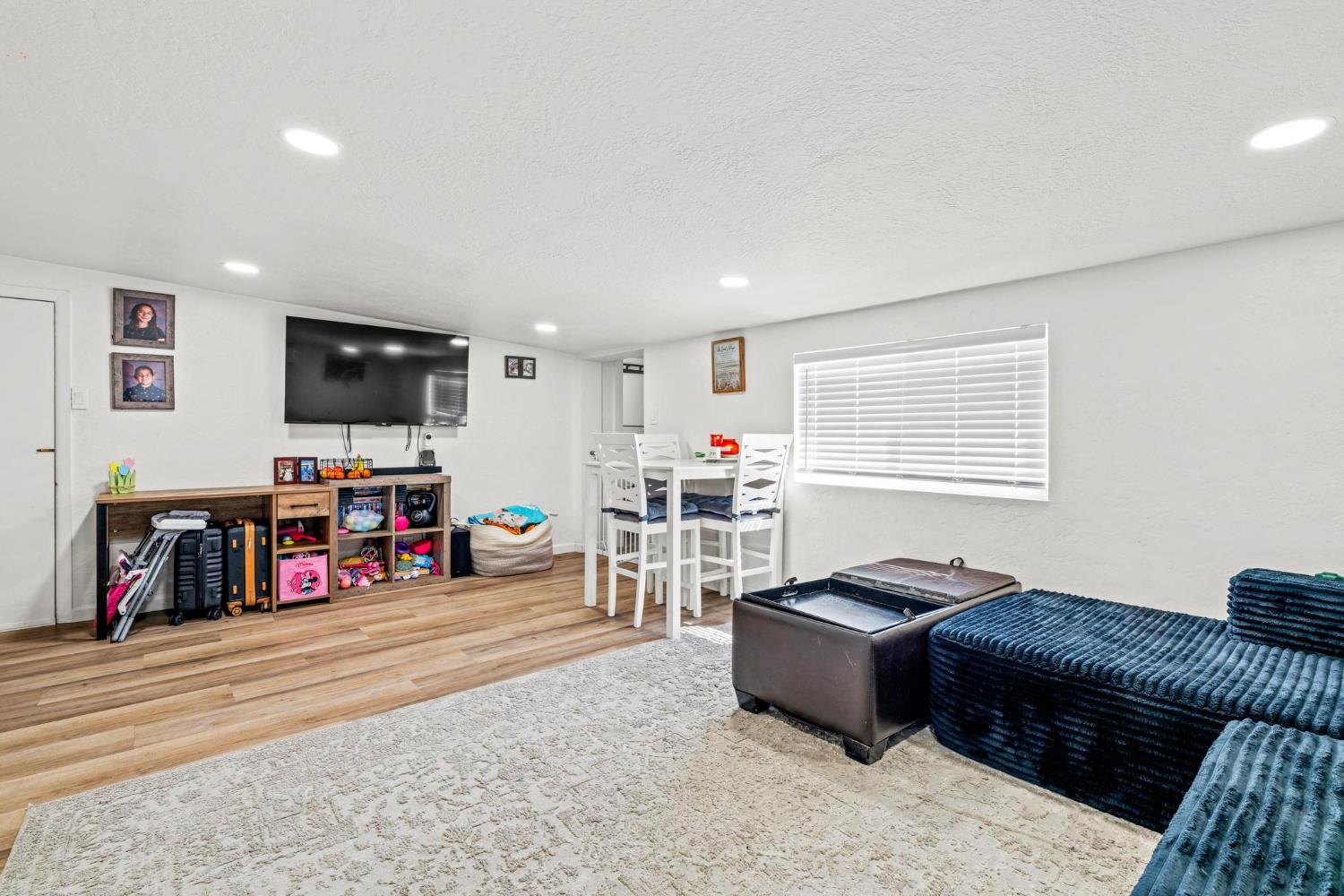 1432 Page Ct, Modesto, CA 95354