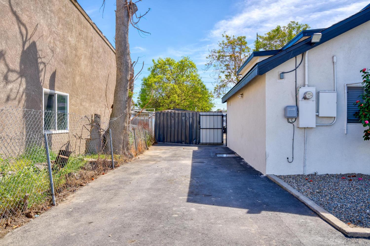 1432 Page Ct, Modesto, CA 95354