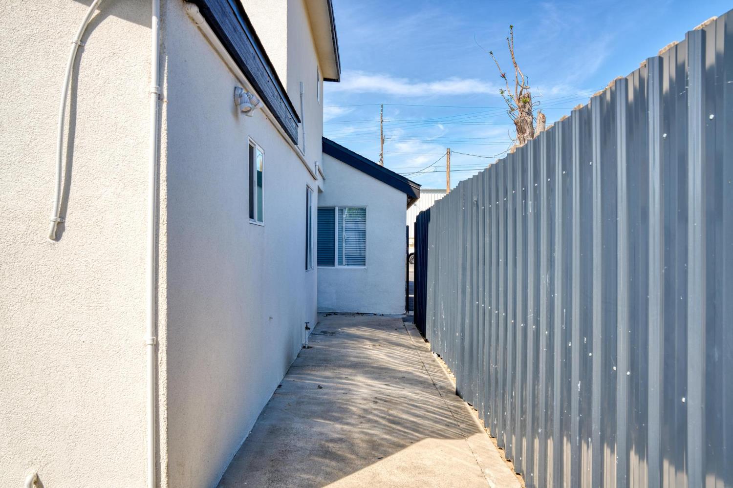 1432 Page Ct, Modesto, CA 95354