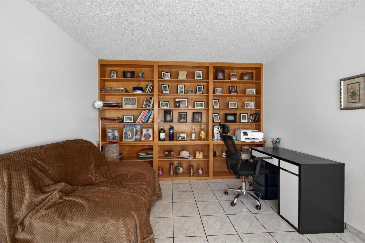 19195 Dahlin Rd, Escalon, CA 95320