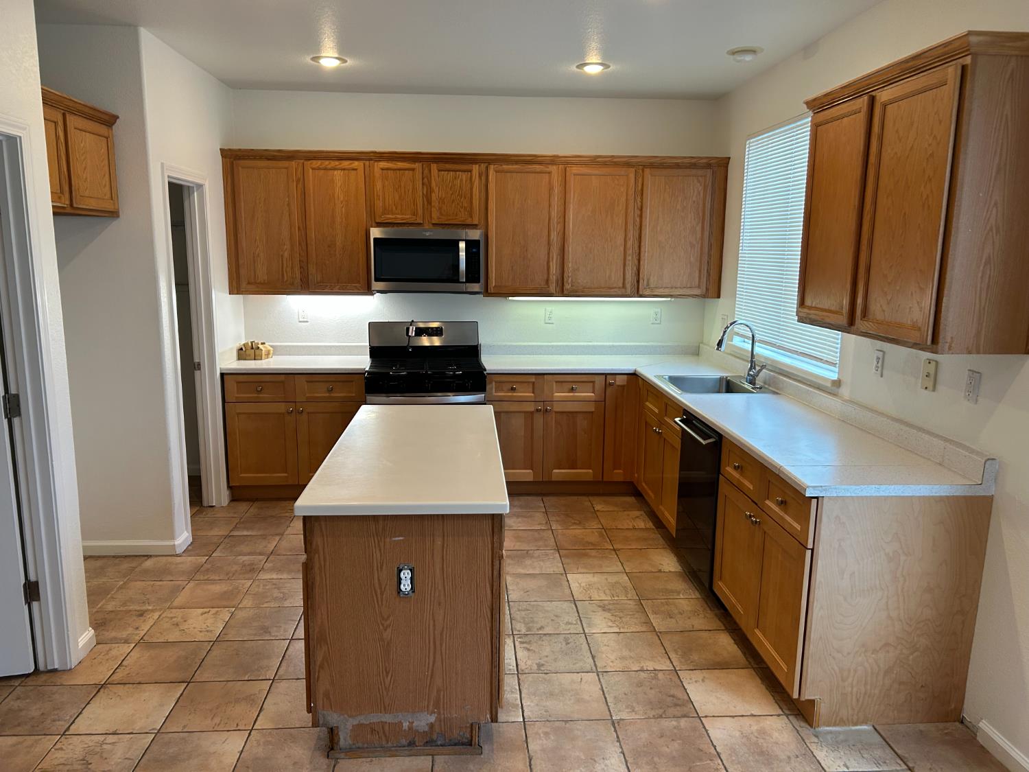 1808 N Rancho Encantado Ct, Modesto, CA 95358