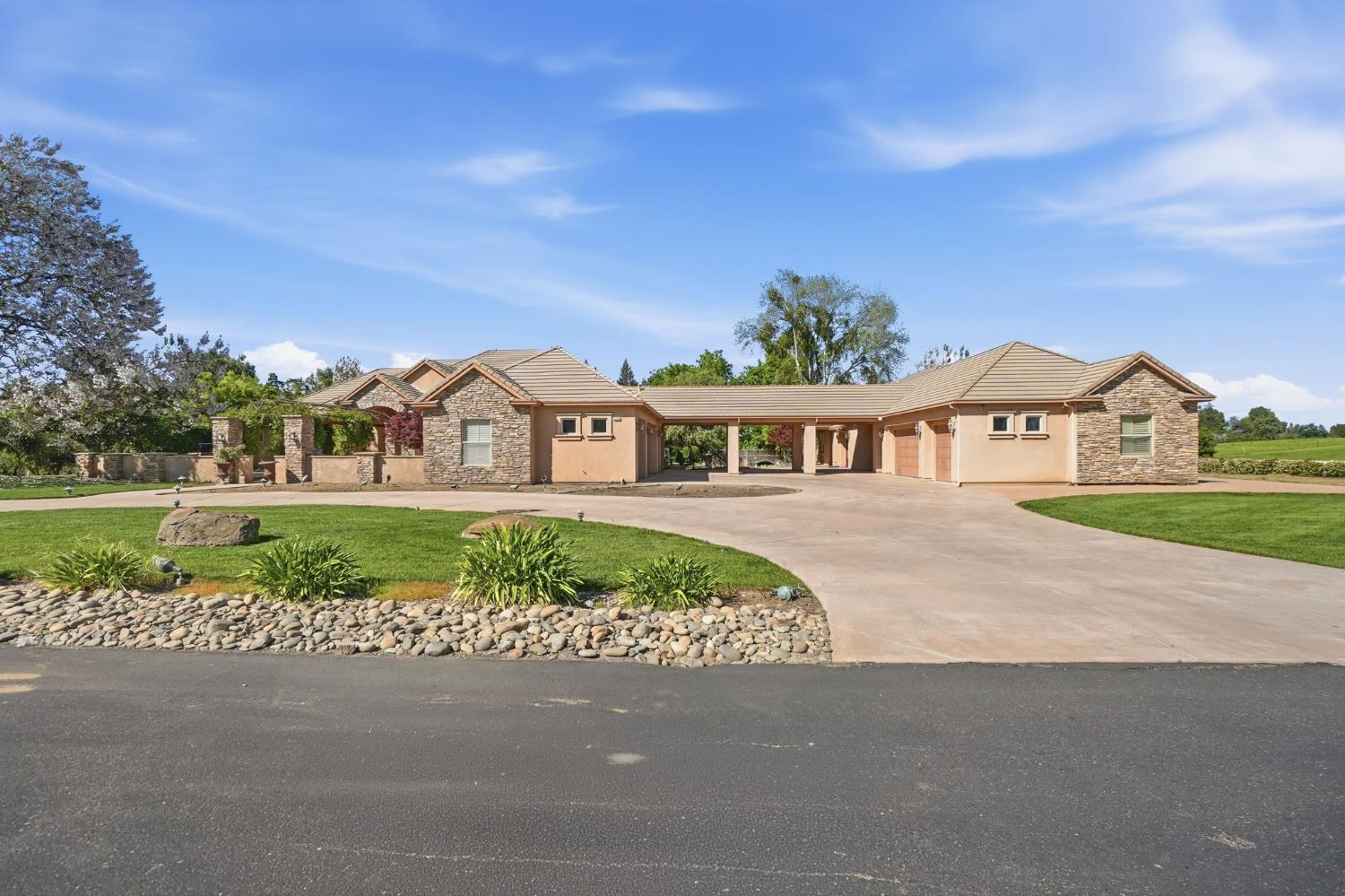 10749 Amerine Ln, Oakdale, CA 95361