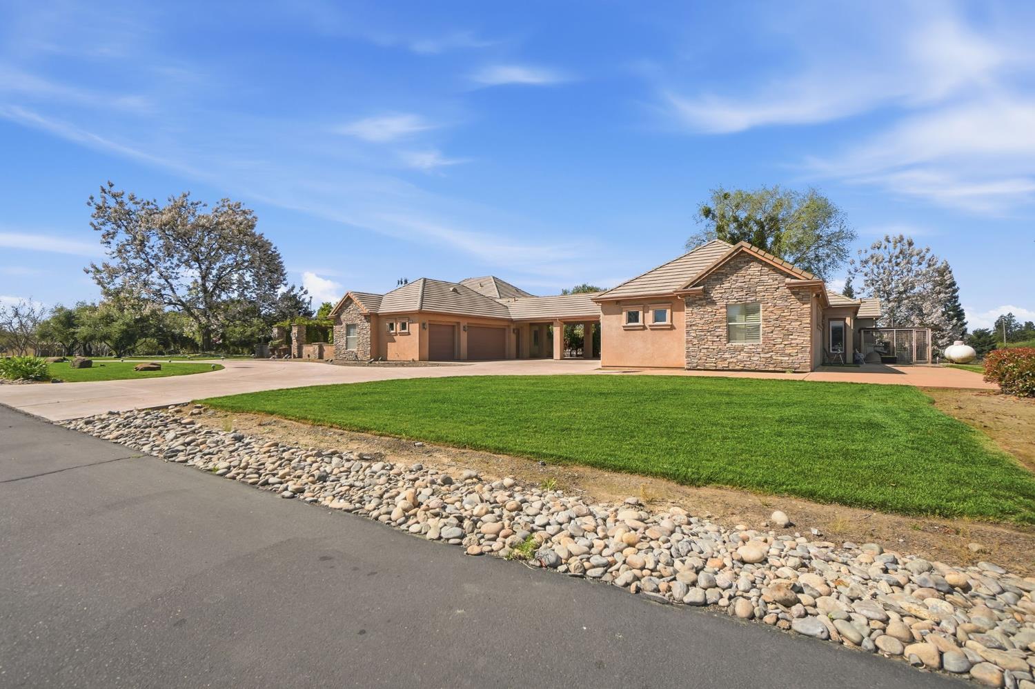 10749 Amerine Ln, Oakdale, CA 95361