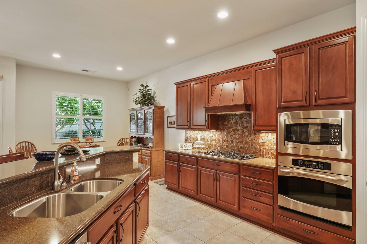 1288 Maple Valley St, Manteca, CA 95336