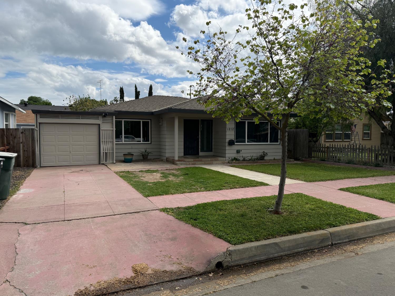 1212 Kern St, Newman, CA 95360