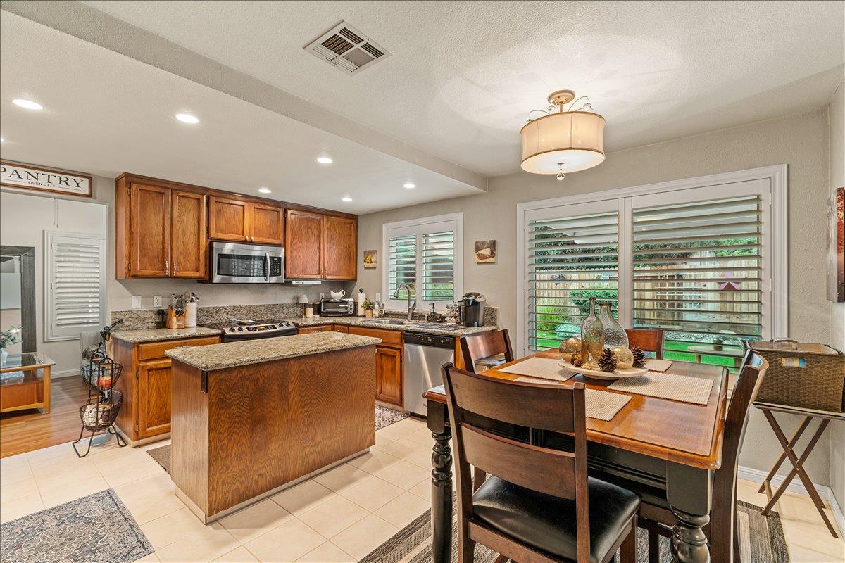 1565 Daniels St, Manteca, CA 95337