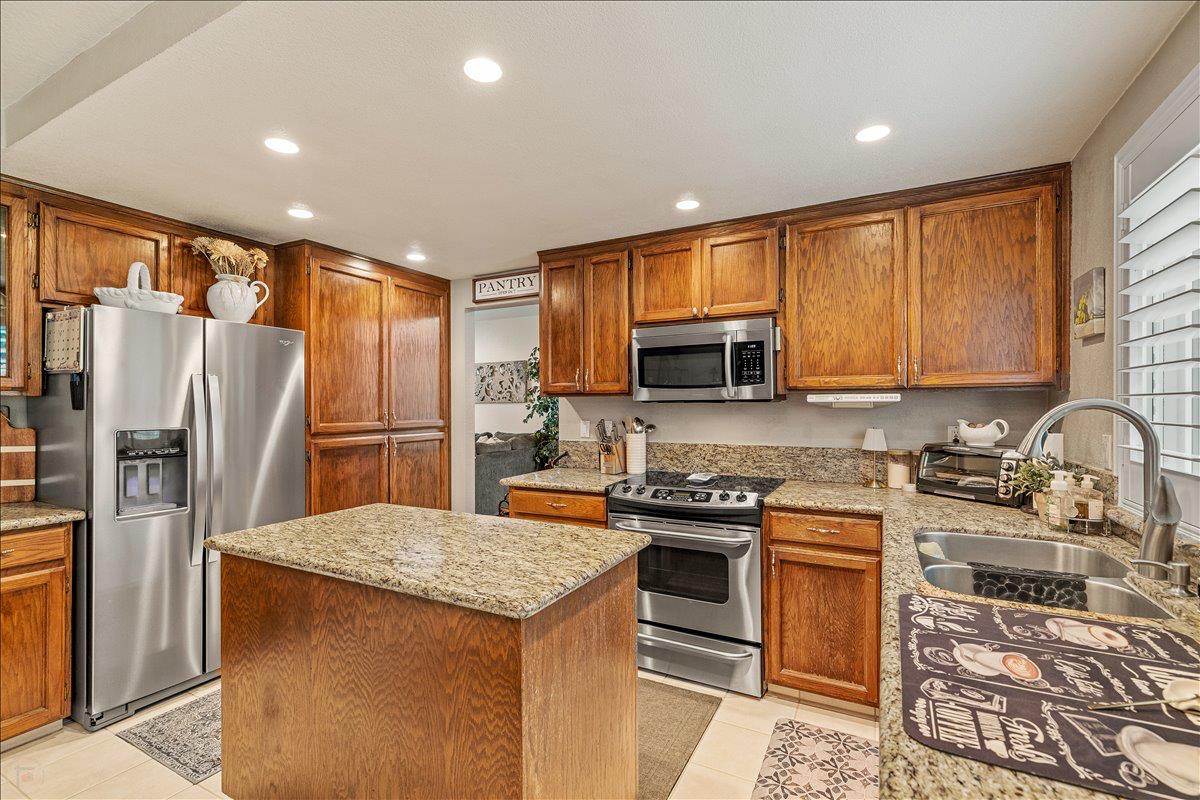 1565 Daniels St, Manteca, CA 95337