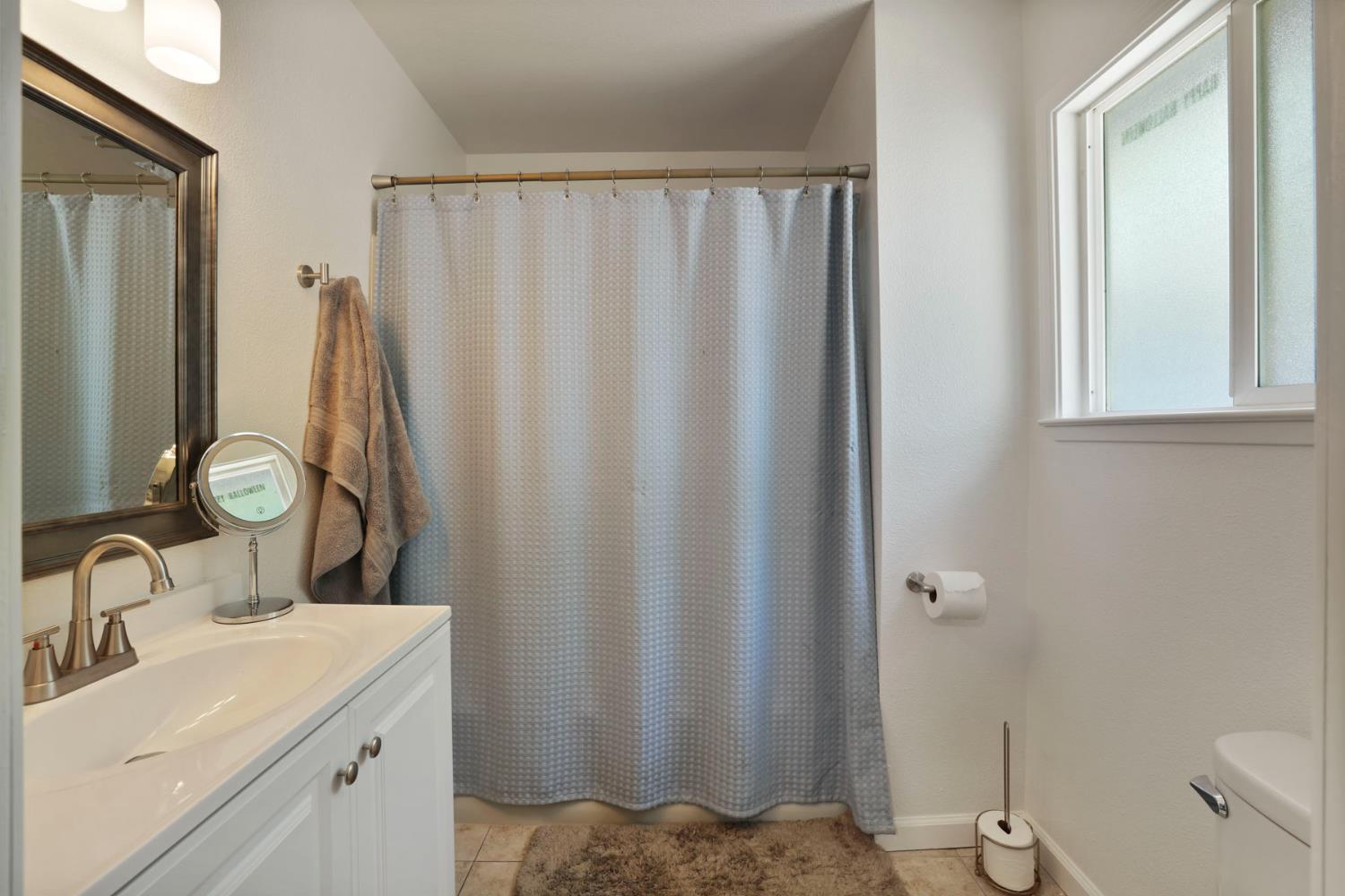 1208 Guiseppe Ln, Modesto, CA 95355