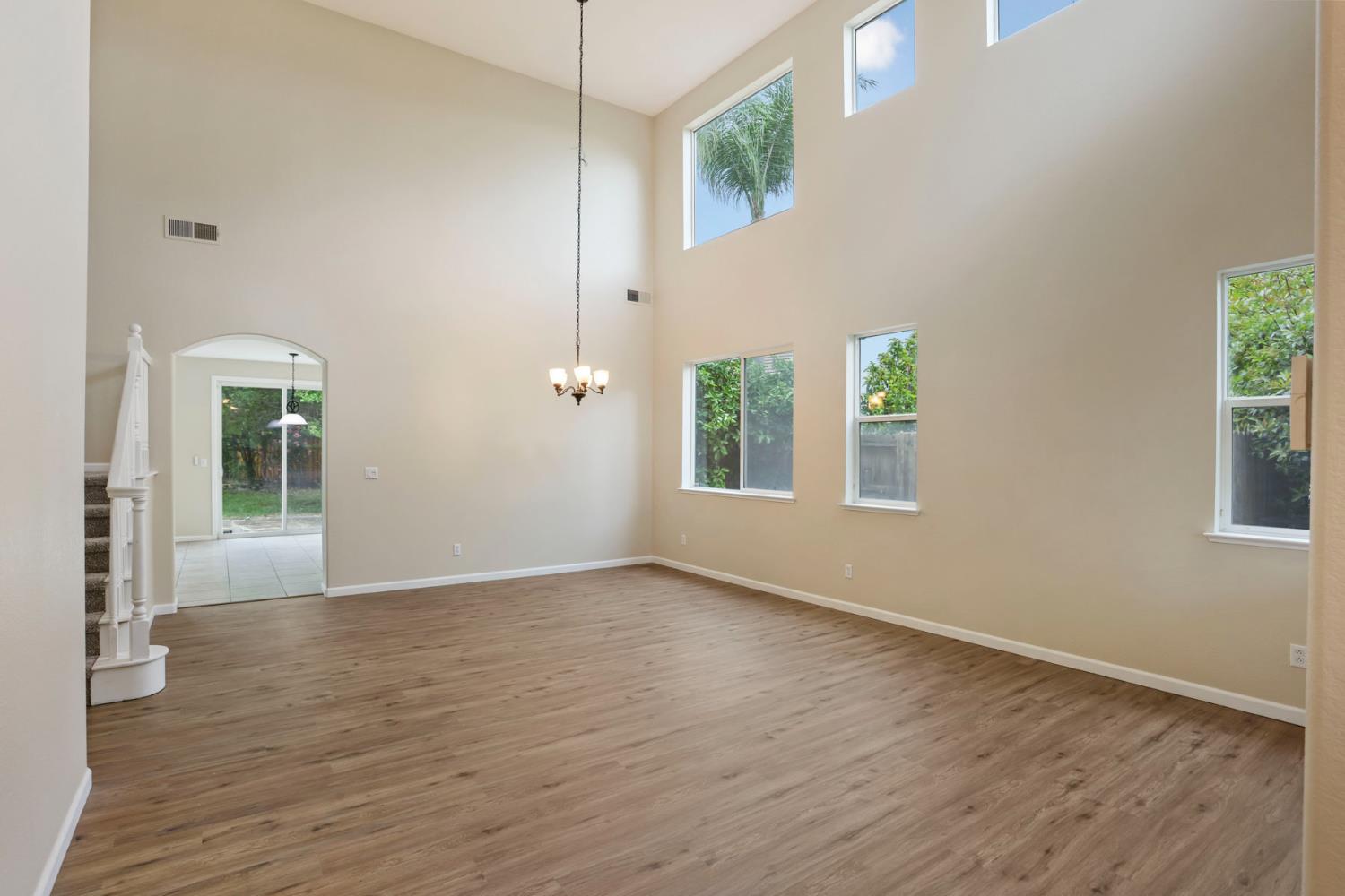 2039 Peregrine St, Manteca, CA 95337