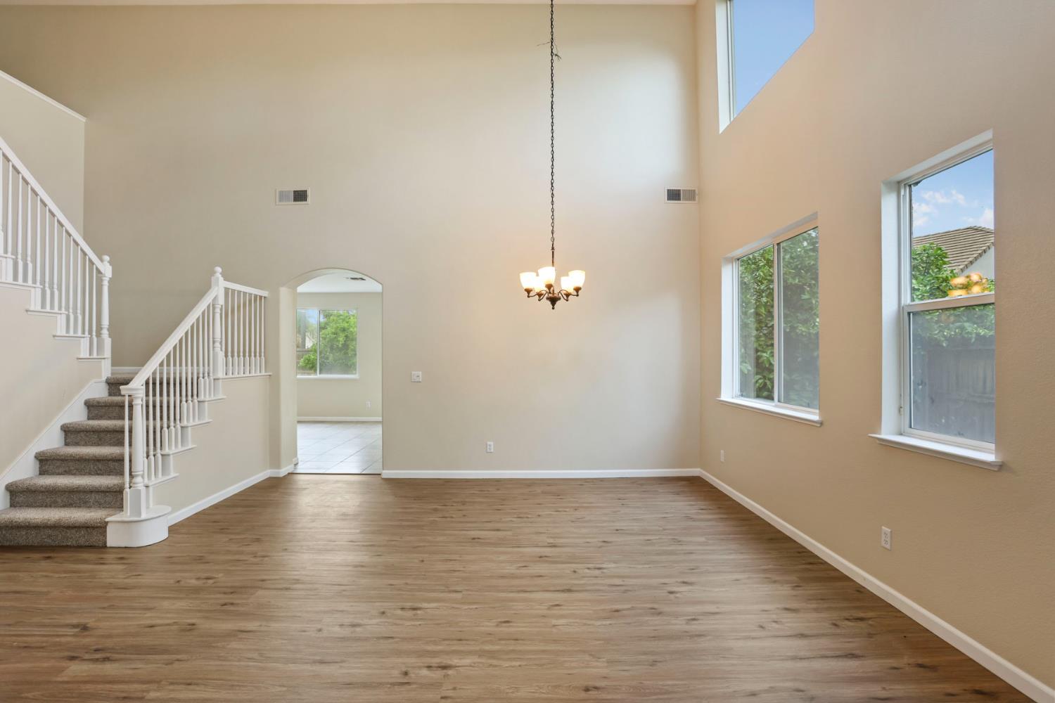 2039 Peregrine St, Manteca, CA 95337