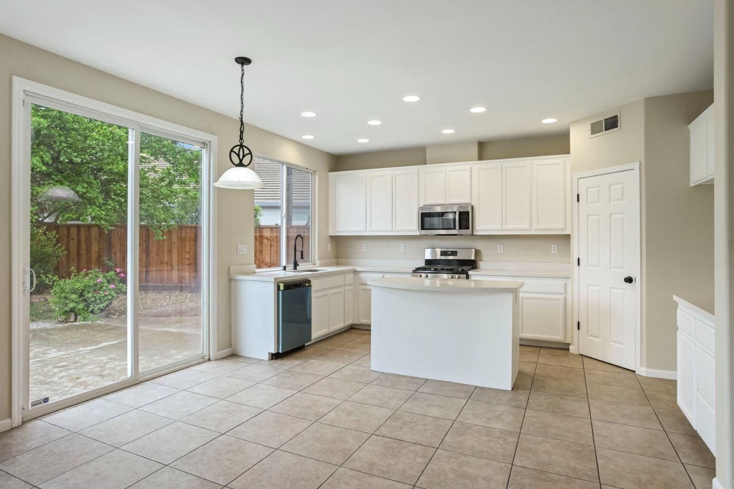 2039 Peregrine St, Manteca, CA 95337