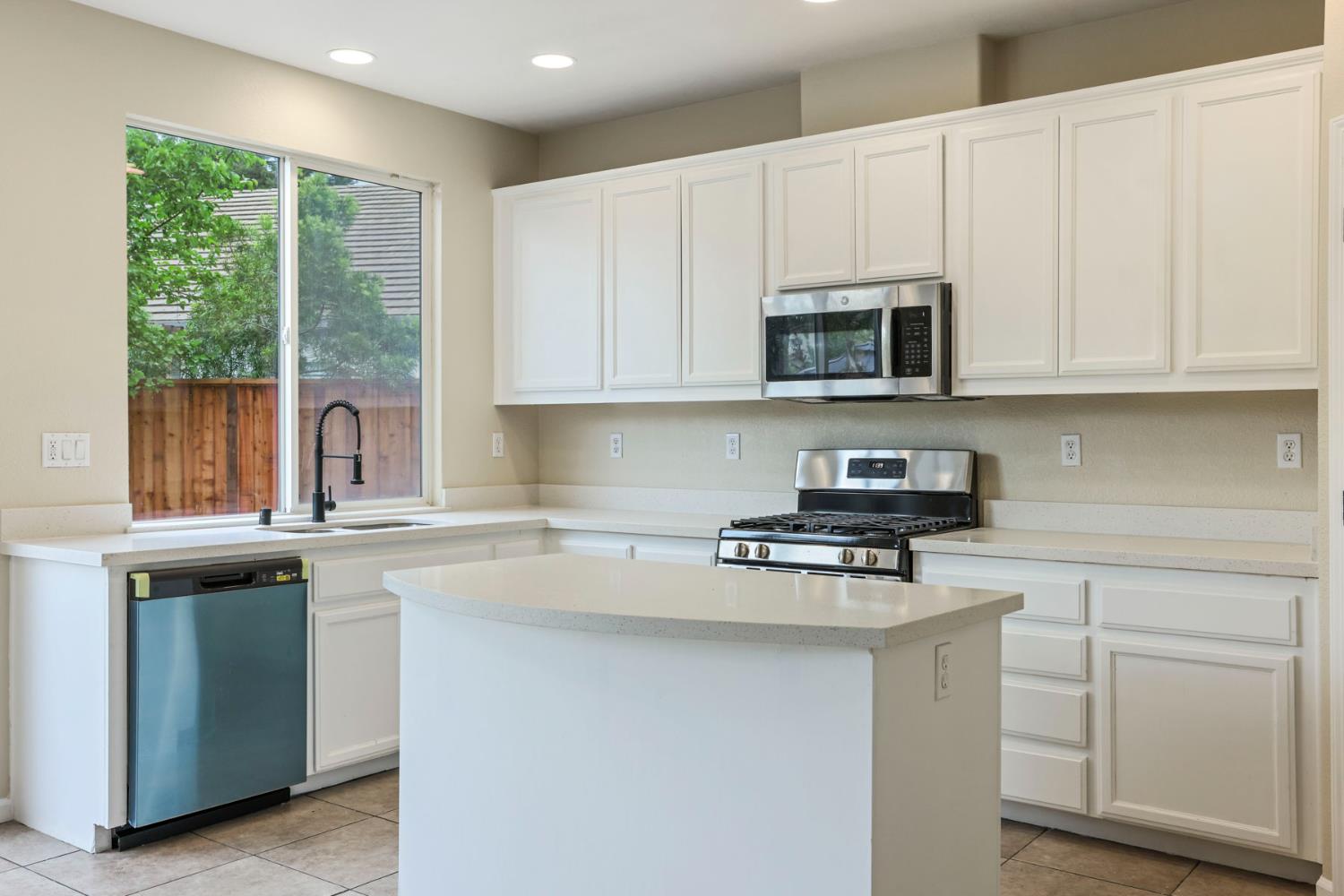 2039 Peregrine St, Manteca, CA 95337