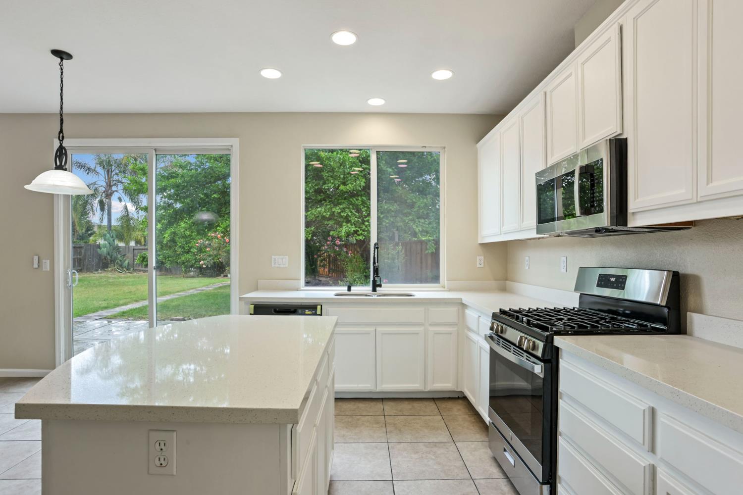 2039 Peregrine St, Manteca, CA 95337