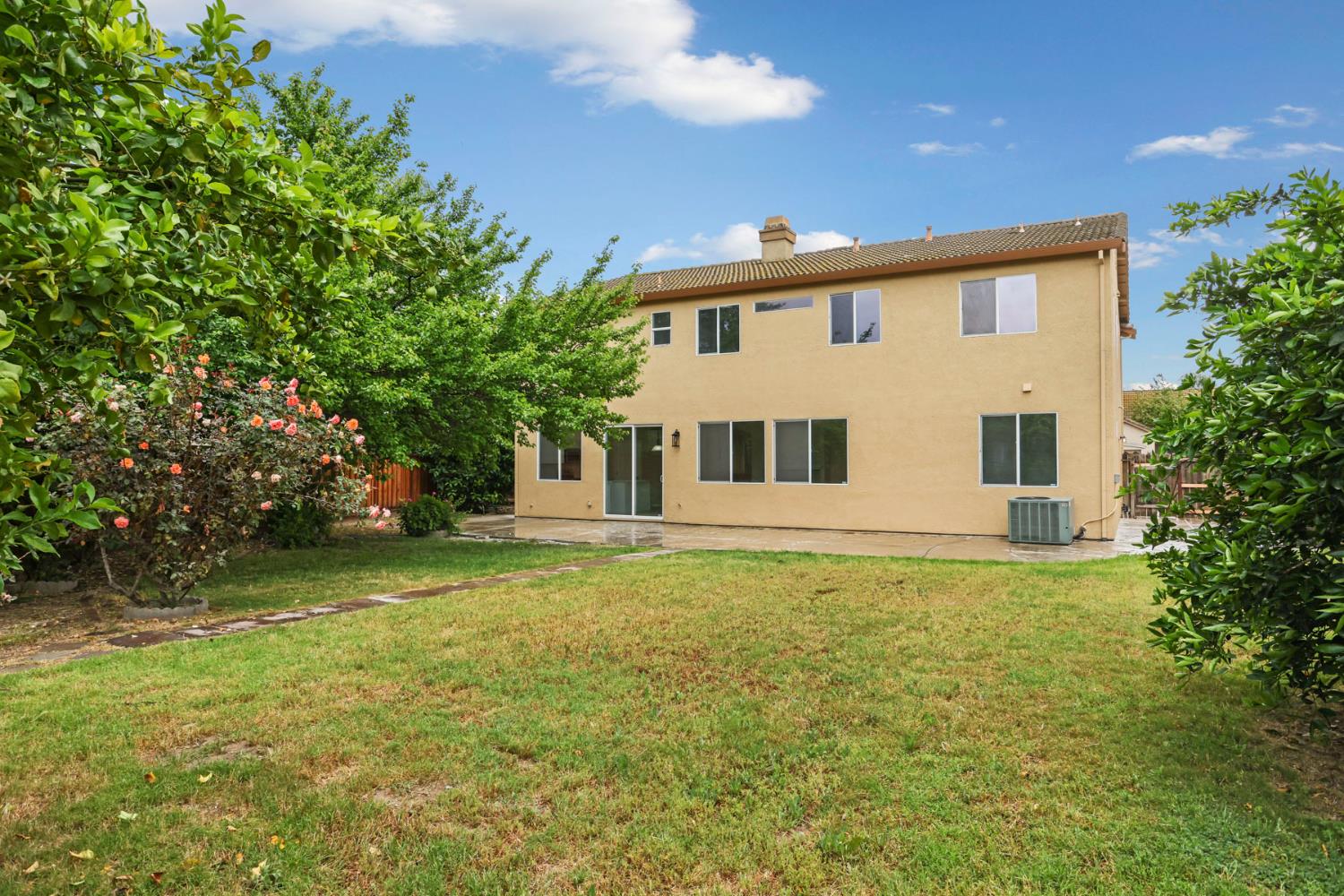 2039 Peregrine St, Manteca, CA 95337