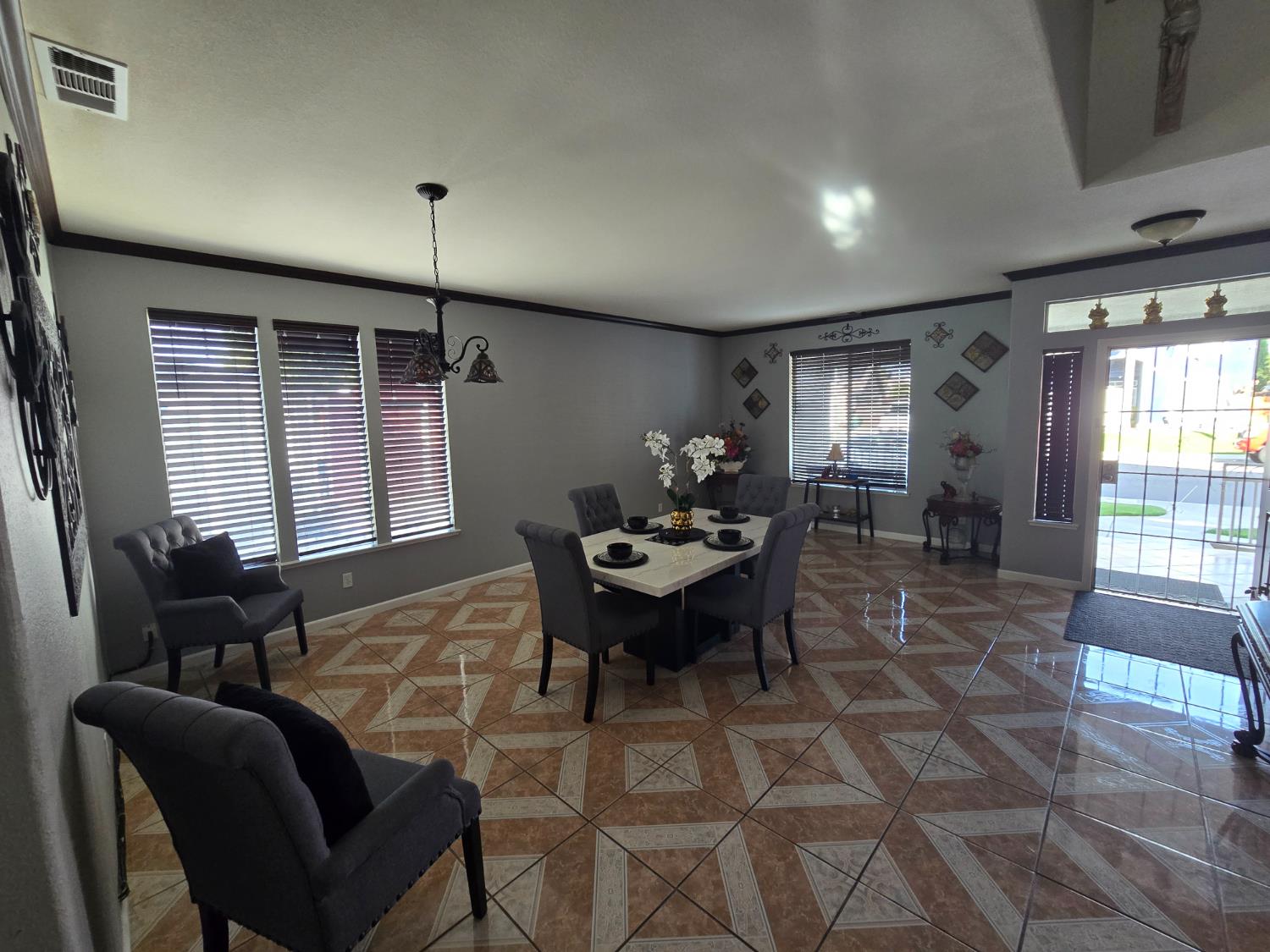 1683 Iris St, Los Banos, CA 93635