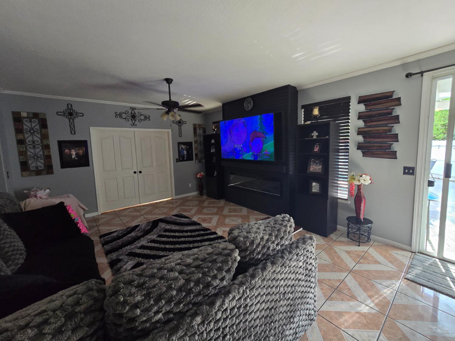 1683 Iris St, Los Banos, CA 93635