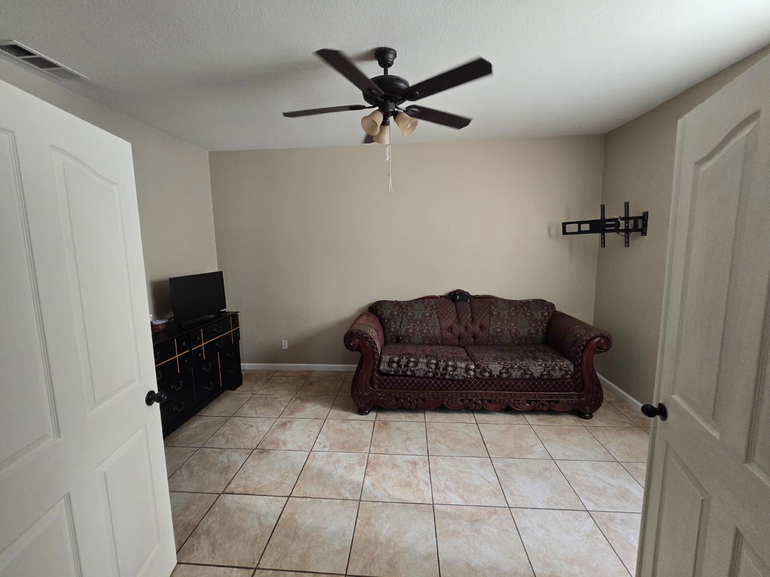 1683 Iris St, Los Banos, CA 93635