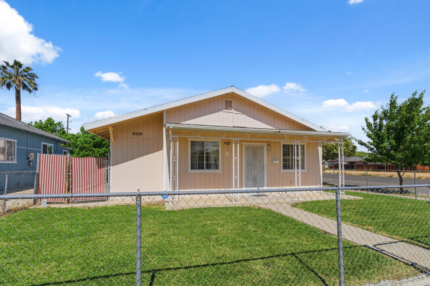 295 E Durian Ave, Coalinga, CA 93210