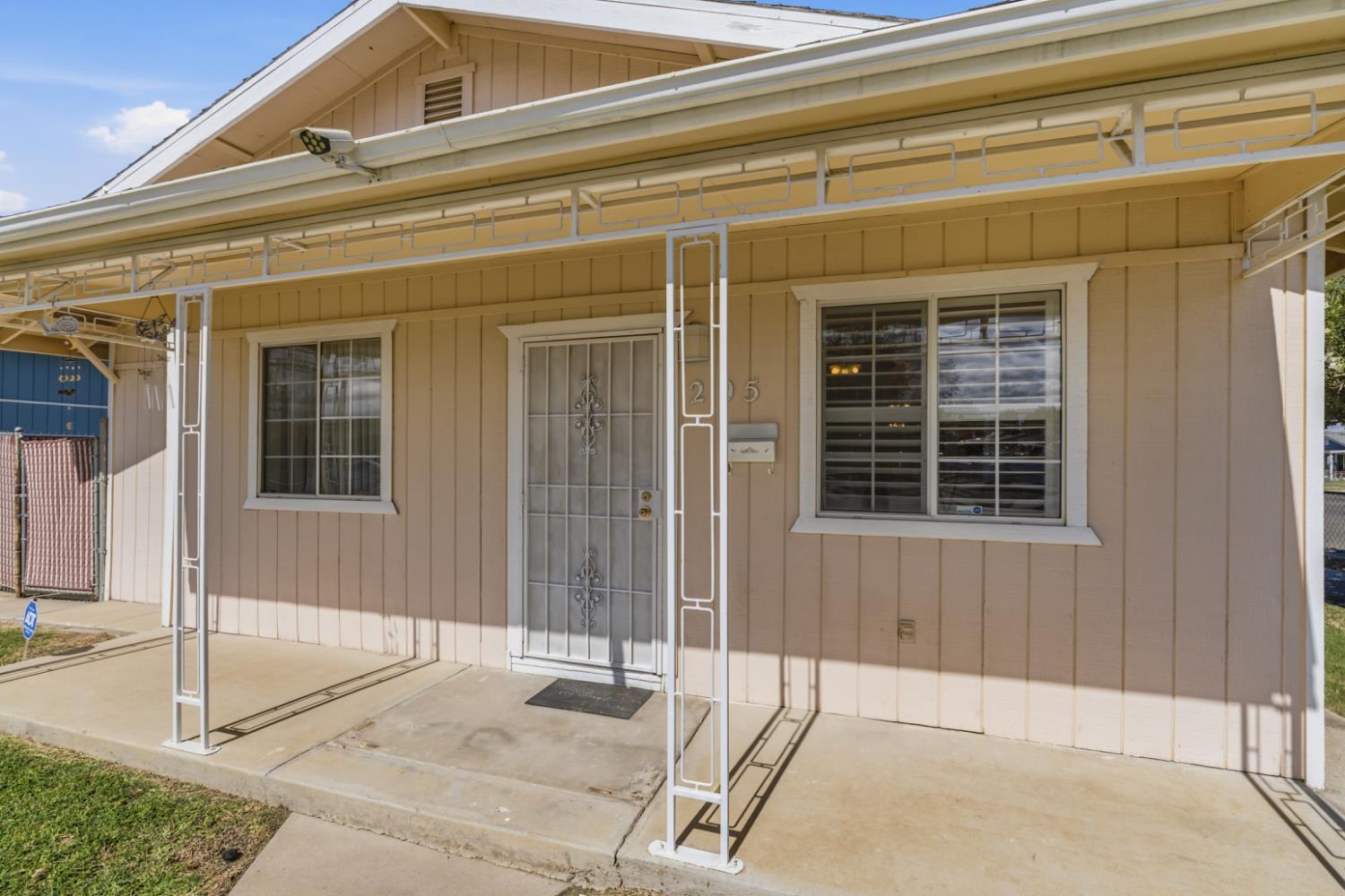 295 E Durian Ave, Coalinga, CA 93210