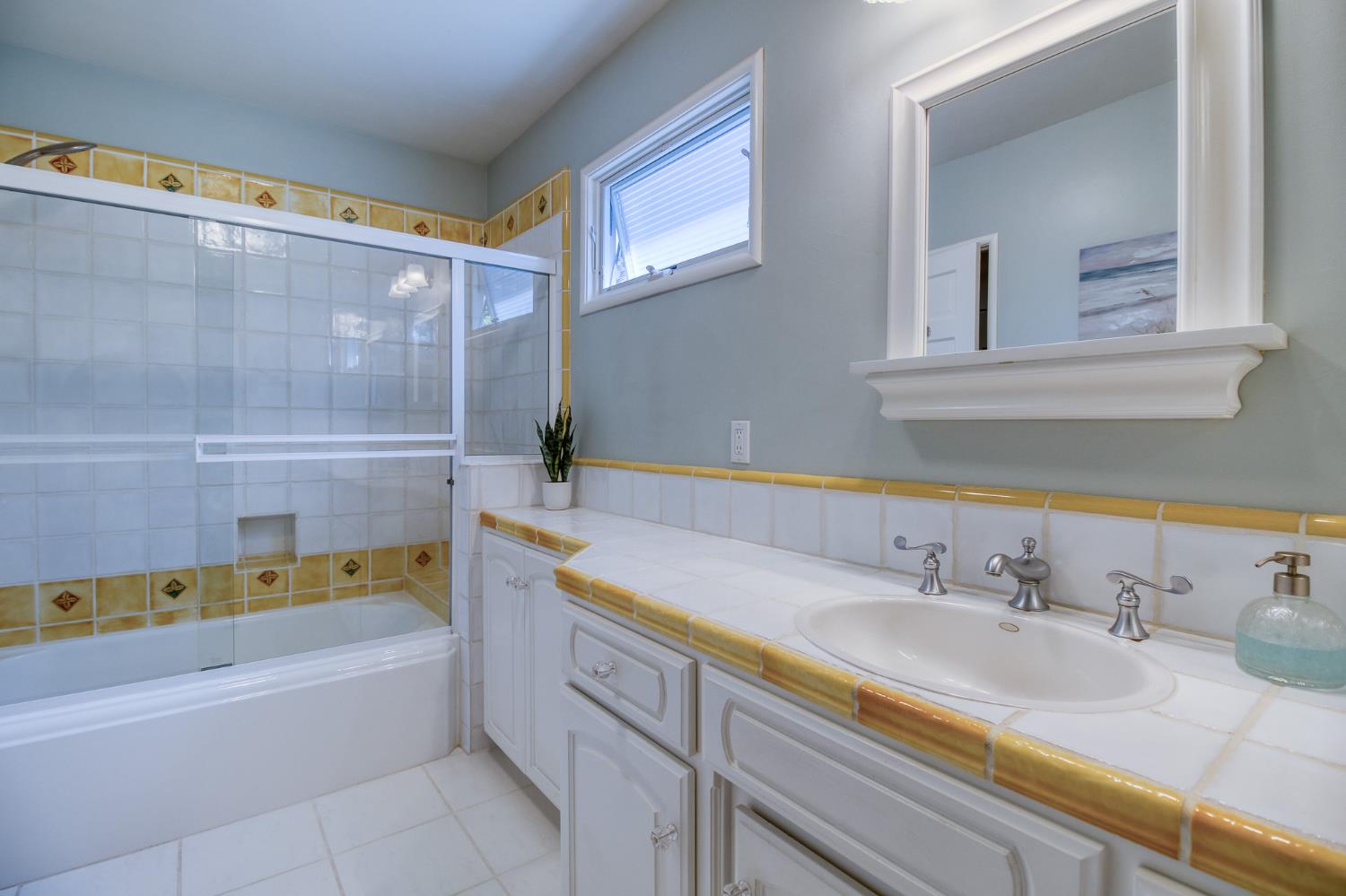 215 Helen Ave, Modesto, CA 95354