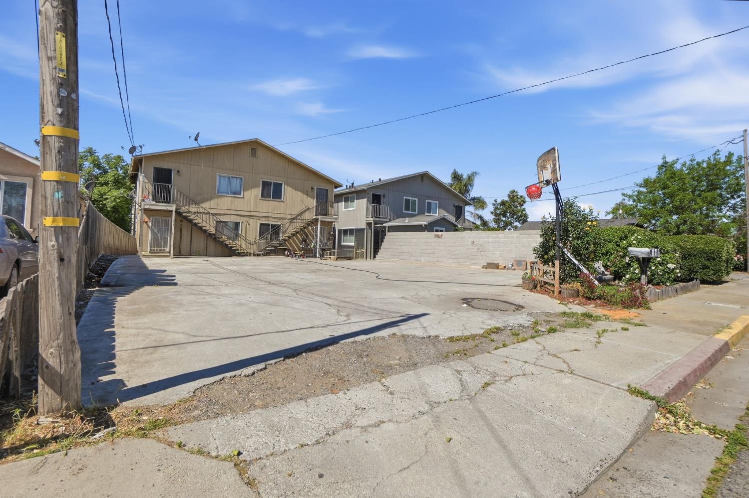 230 N 4th Ave, Oakdale, CA 95361