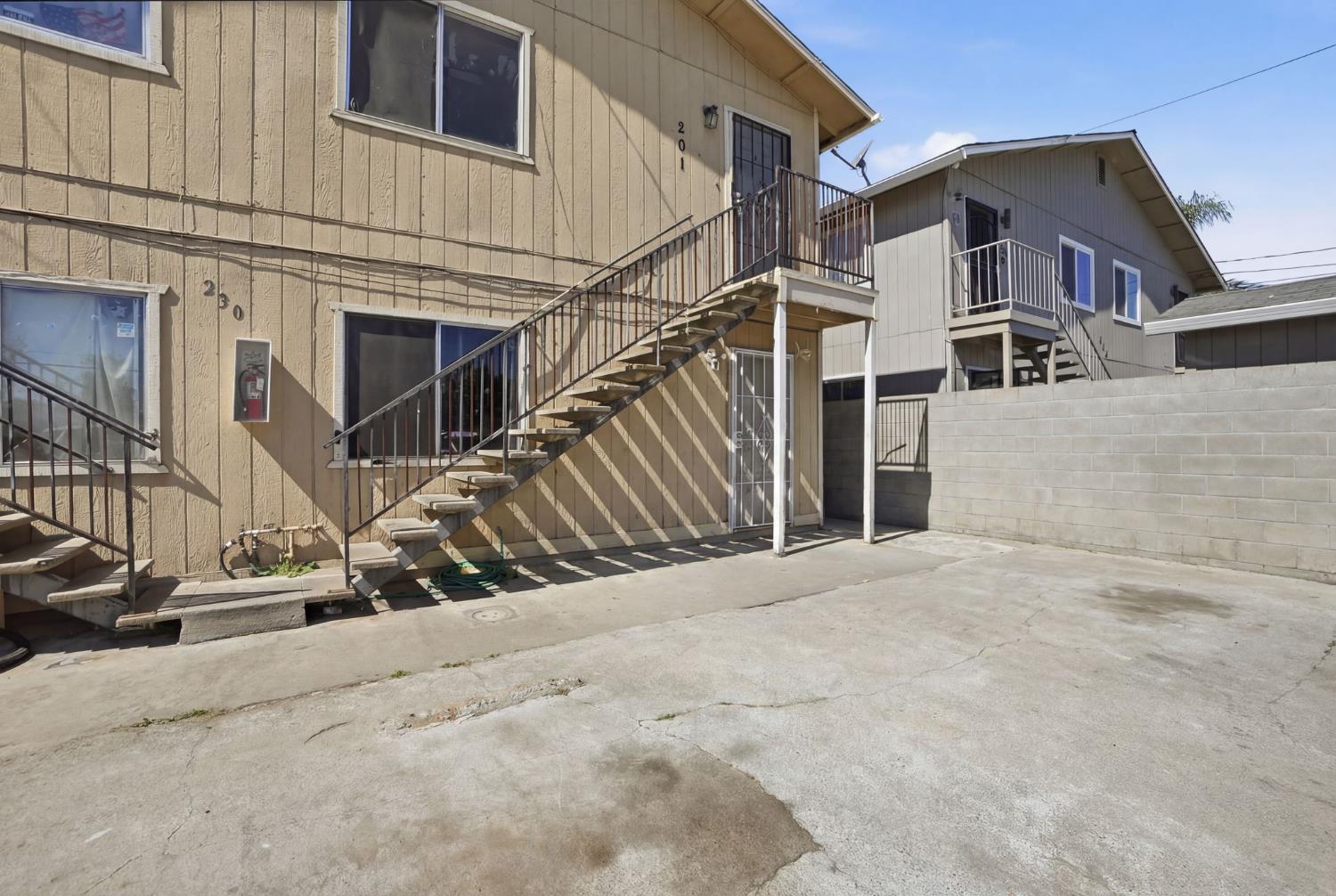 230 N 4th Ave, Oakdale, CA 95361