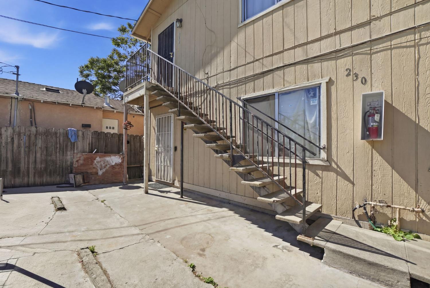 230 N 4th Ave, Oakdale, CA 95361