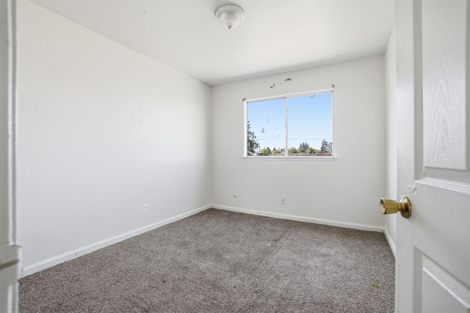 230 N 4th Ave, Oakdale, CA 95361