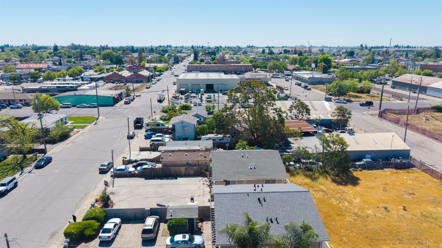 230 N 4th Ave, Oakdale, CA 95361