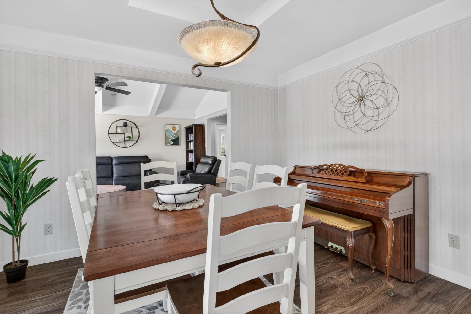 1909 Chelwood Way, Modesto, CA 95355