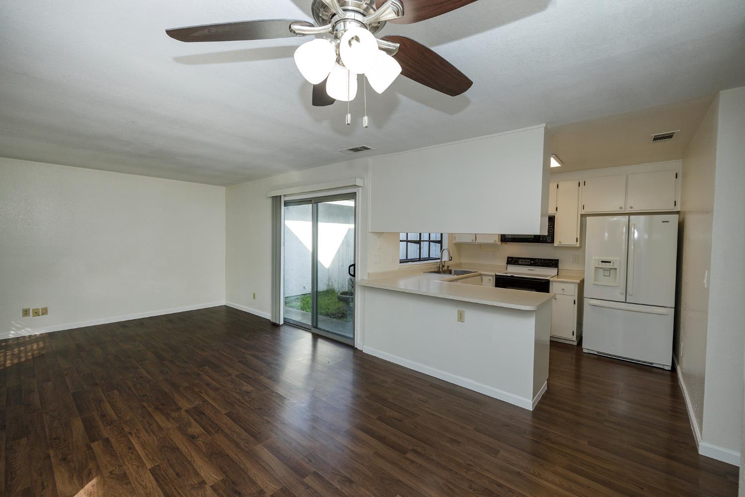 1296 Spruce Ln #20, Manteca, CA 95336