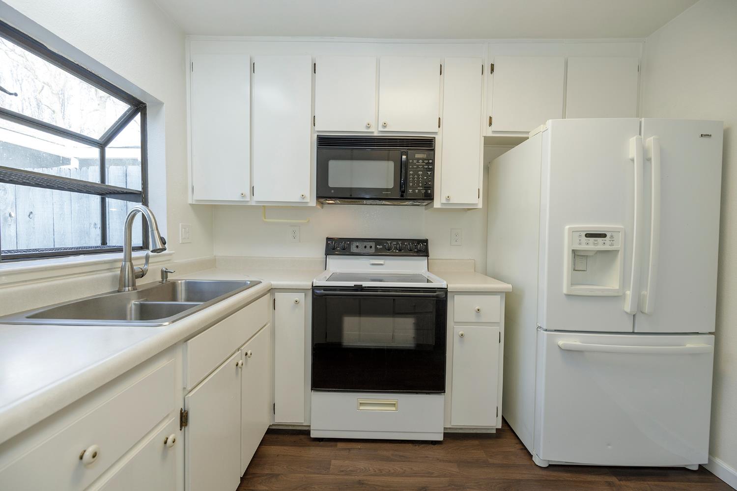 1296 Spruce Ln #20, Manteca, CA 95336