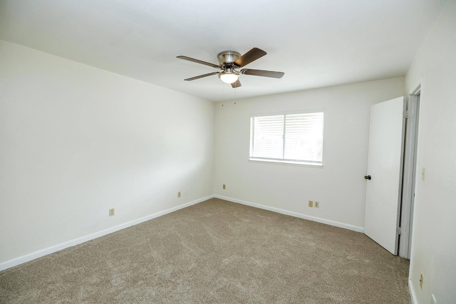 1296 Spruce Ln #20, Manteca, CA 95336