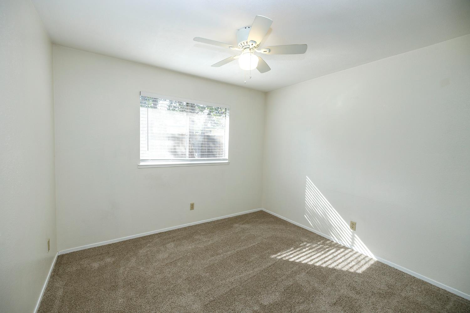 1296 Spruce Ln #20, Manteca, CA 95336