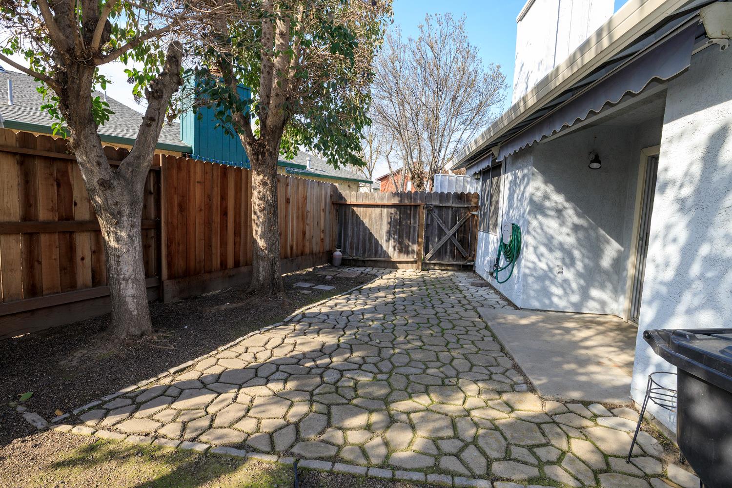 1296 Spruce Ln #20, Manteca, CA 95336