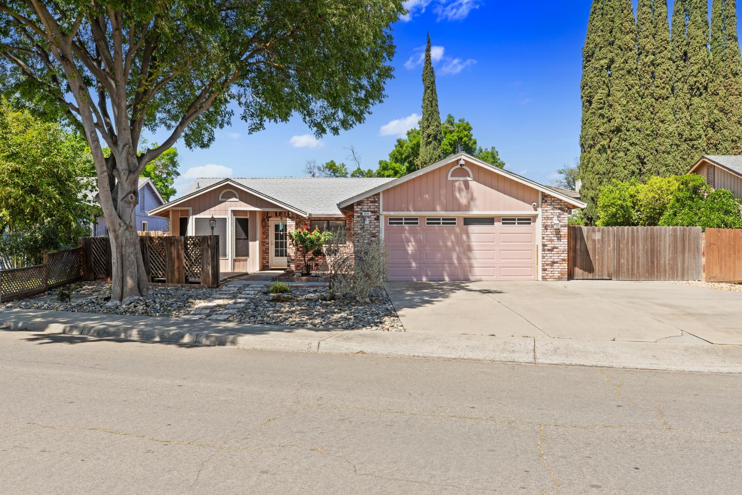 613 Hillstock Ct, Patterson, CA 95363