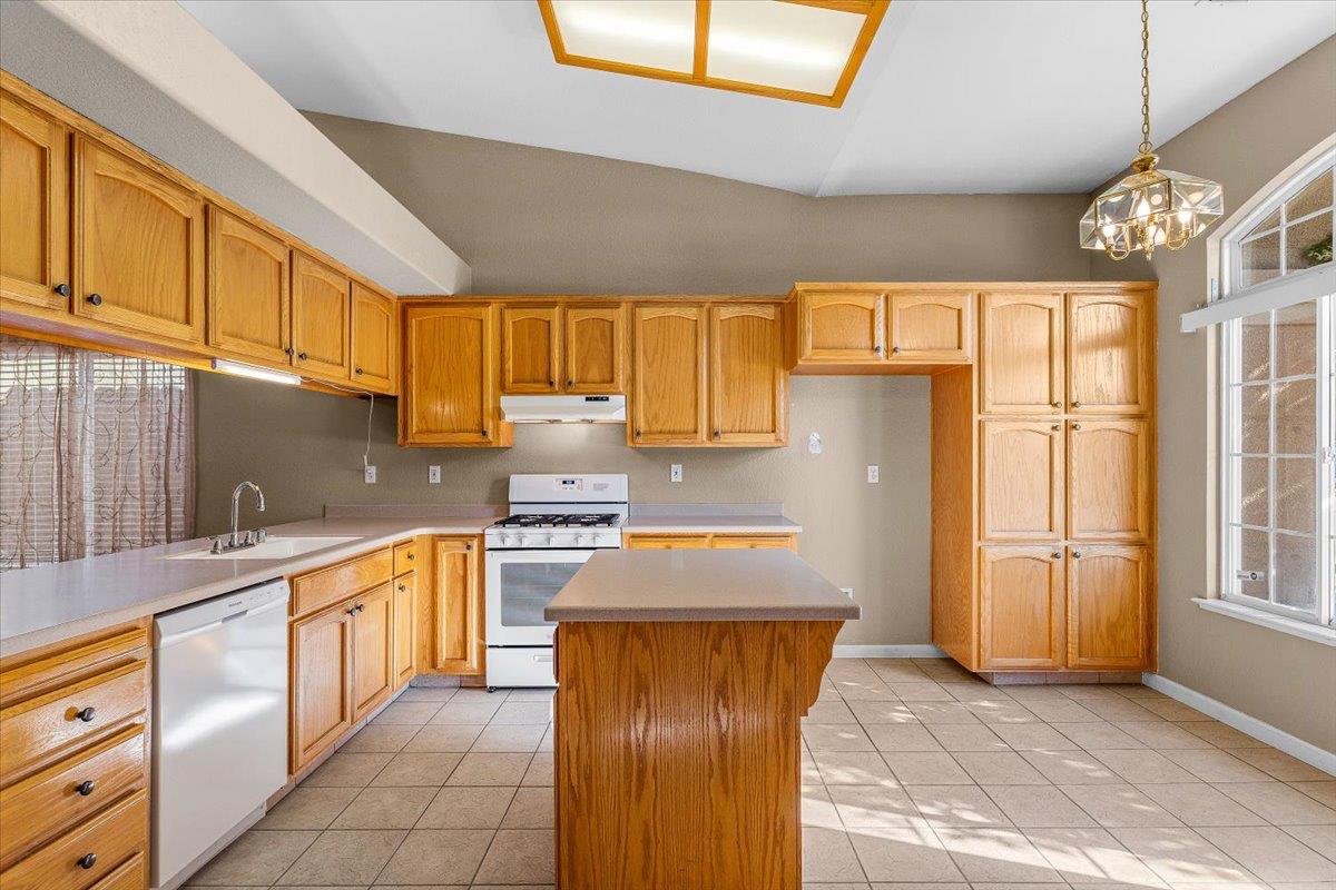 5927 Westminster Ct, Riverbank, CA 95367