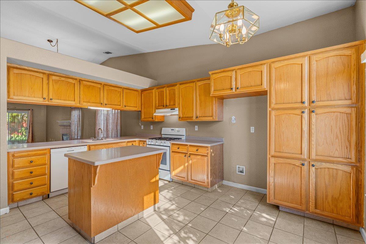 5927 Westminster Ct, Riverbank, CA 95367