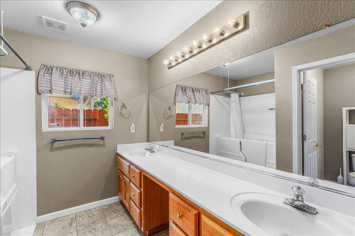 5927 Westminster Ct, Riverbank, CA 95367