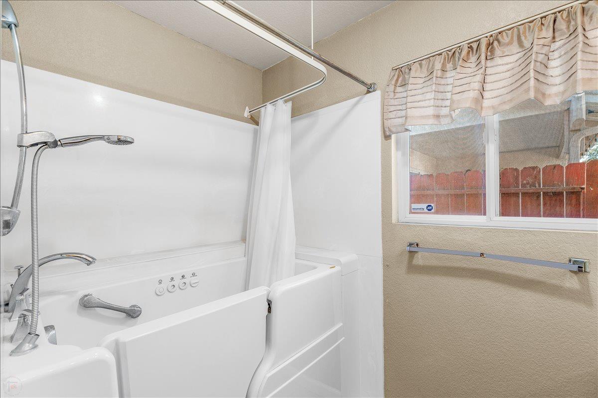 5927 Westminster Ct, Riverbank, CA 95367