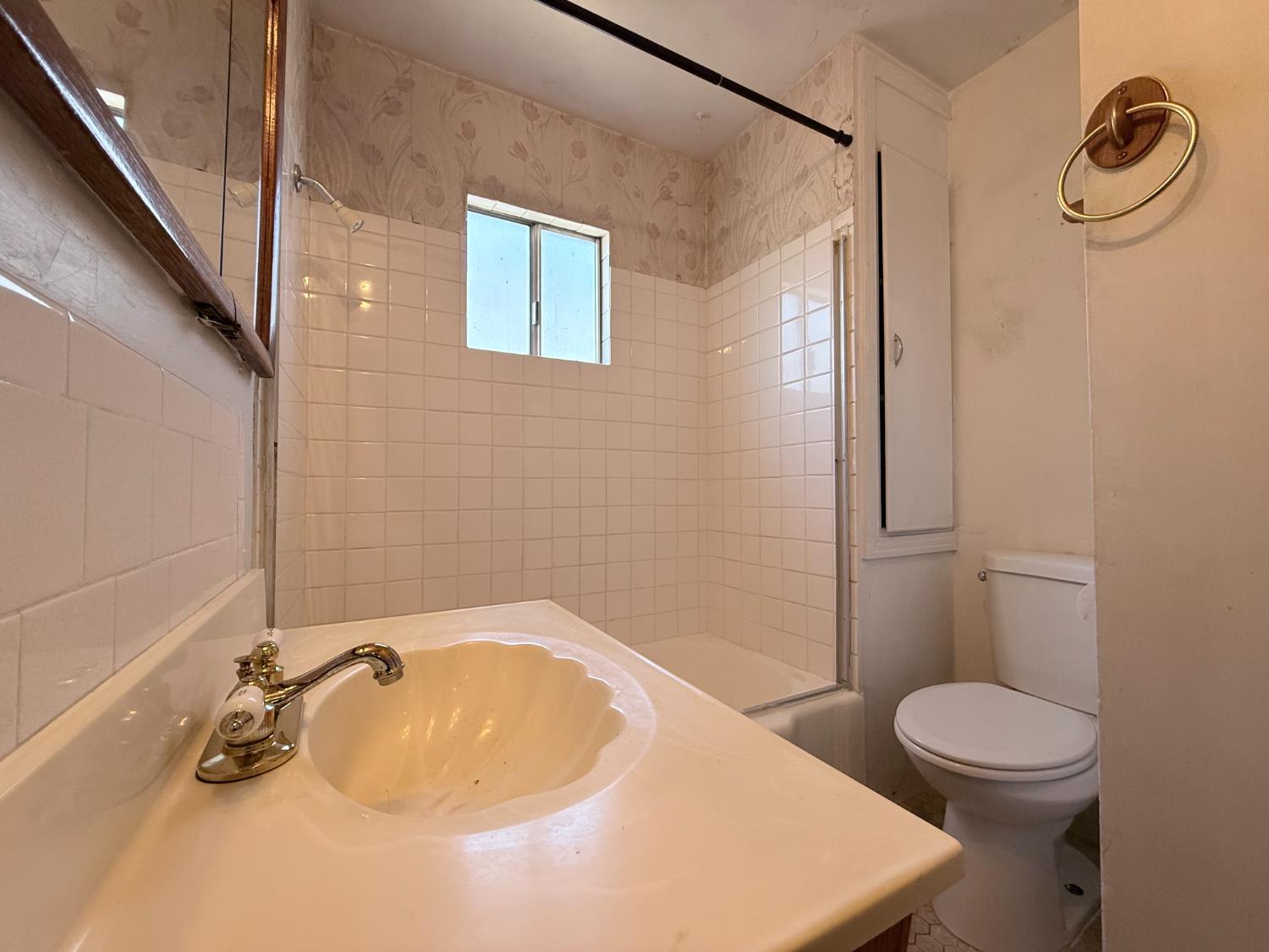 1104 Beverly Dr, Modesto, CA 95351