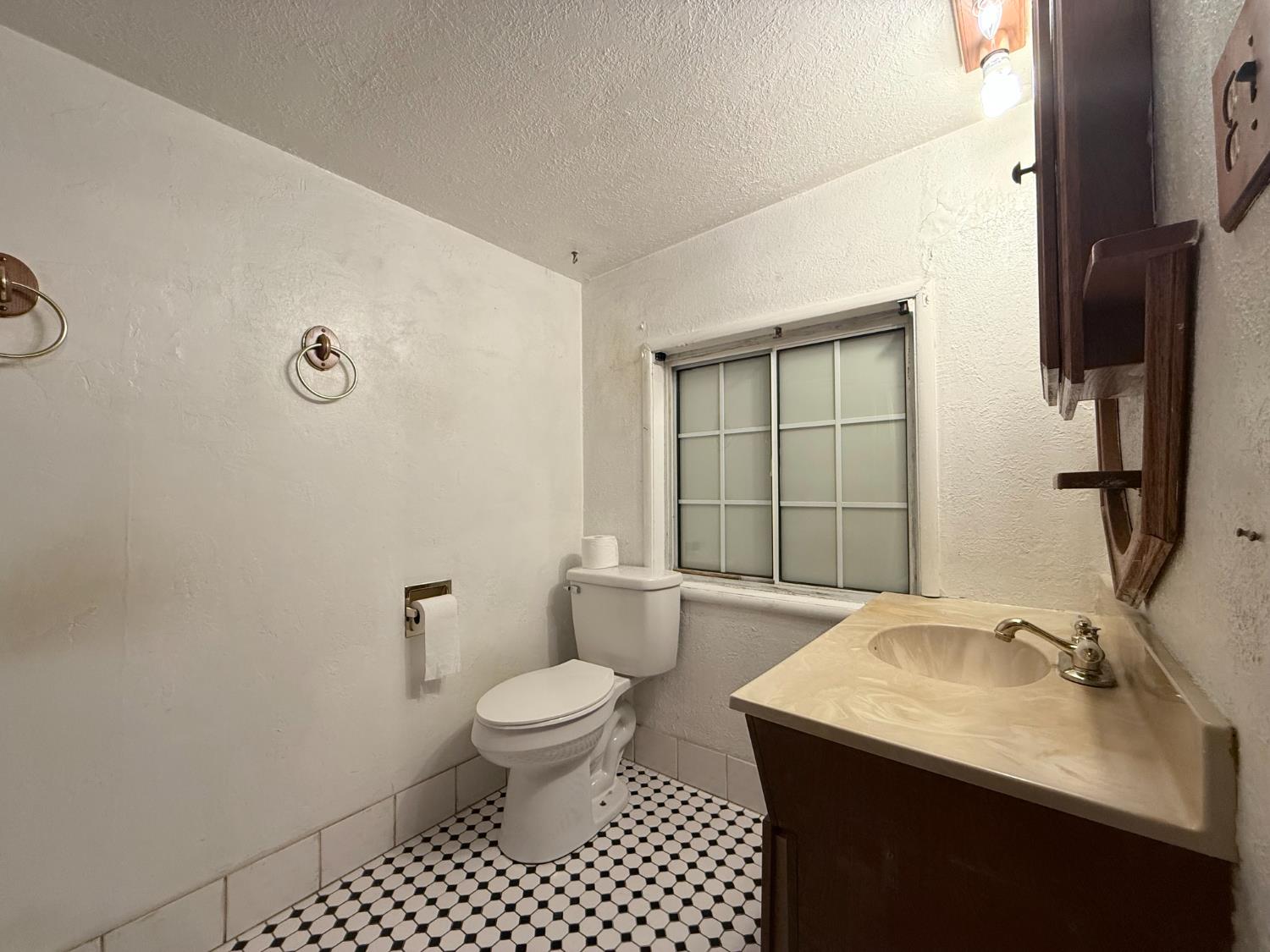 1104 Beverly Dr, Modesto, CA 95351