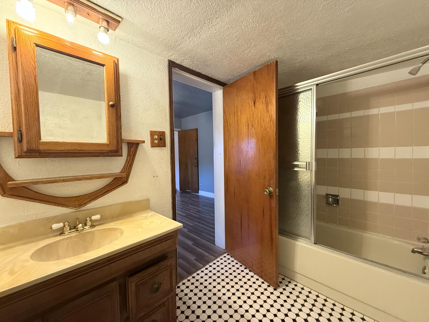 1104 Beverly Dr, Modesto, CA 95351