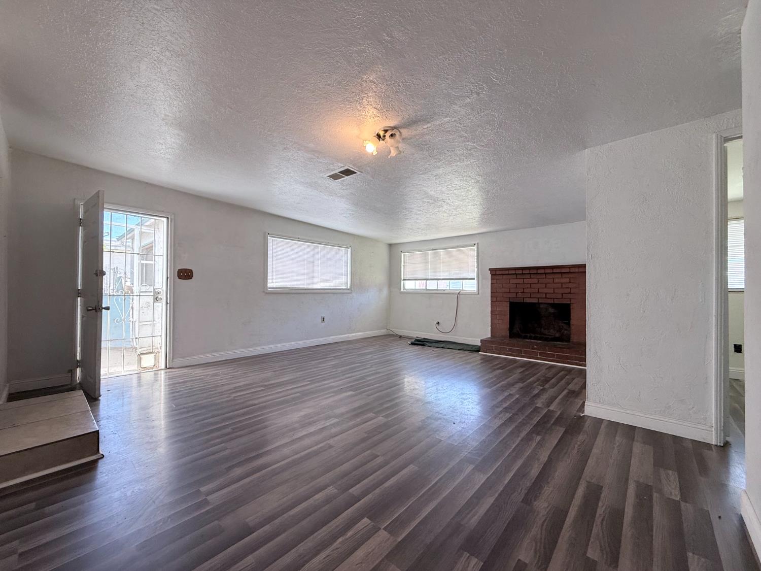 1104 Beverly Dr, Modesto, CA 95351