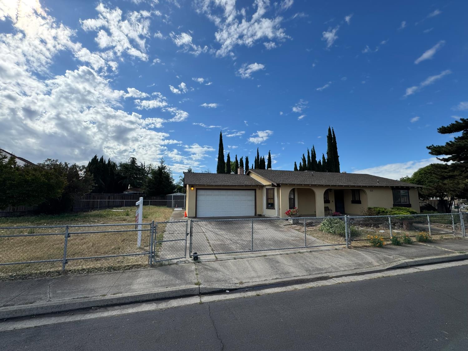 1461 E D St, Oakdale, CA 95361